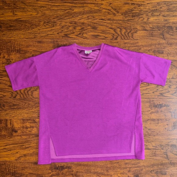 SSYS The Label Magenta V-Neck Tee Lightweight Soft Women’s Top - Picture 2 of 6